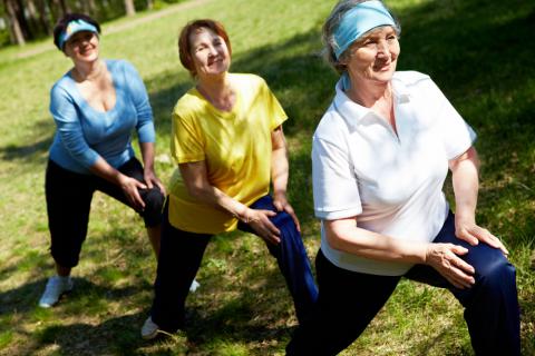 Tres mujeres realizan ejercicio al aire libre