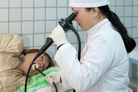 Una paciente es sometida a una endoscopia digestiva alta