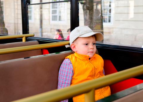 Niño sentado en un transporte público