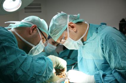 Cirujanos operando a un paciente con cáncer de pulmón