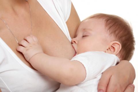 Problemas con la lactancia pueden afectar al peso del bebé