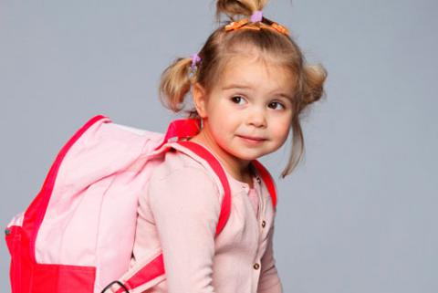 Niña con la cartera preparada para ir al colegio