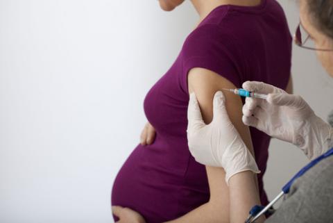 Mujer embarazada poniéndose una vacuna