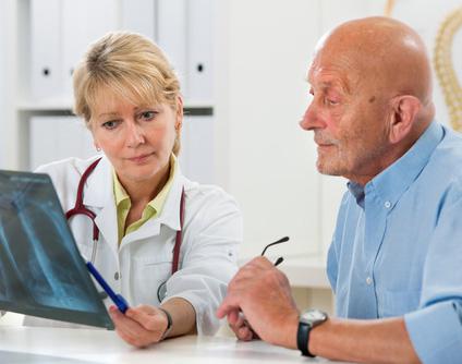 Doctora explicando al paciente cómo preparar la prueba de urografía