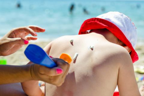 Prevención de un melanoma en un niño en la playa
