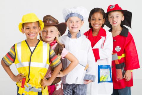 Grupo de niños disfrazados de distintas profesiones