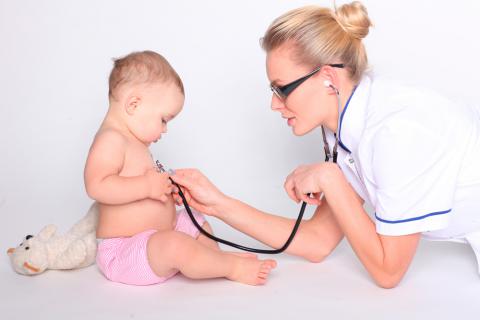 Una pediatra examina a un bebé