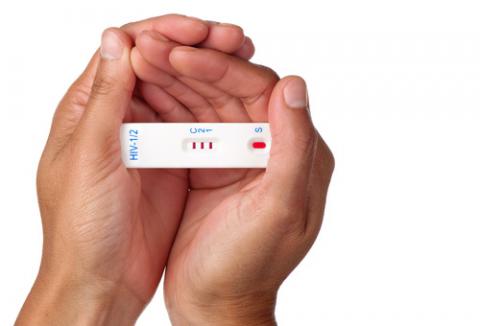 Manos sujetando un test del VIH