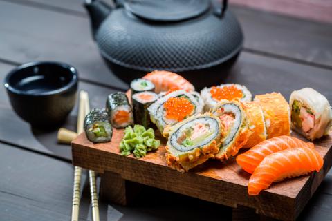Tipos principales de sushi sobre una tabla