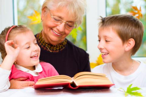 Una abuela &#039;au pair&#039; lee un libro con sus &#039;nietos&#039;