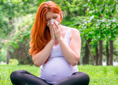 Mujer embarazada con síntomas de alergia
