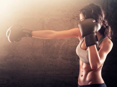 Mujer practicando boxeo fitness