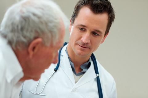 Doctor informando de un diagnóstico de cáncer de próstata