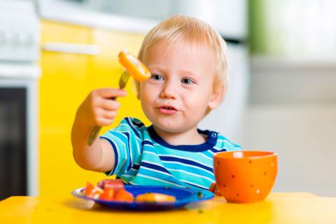 Bebé comiendo alimentos sólidos