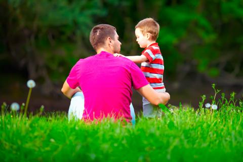 Un padre con su hijo ecolálico en el parque