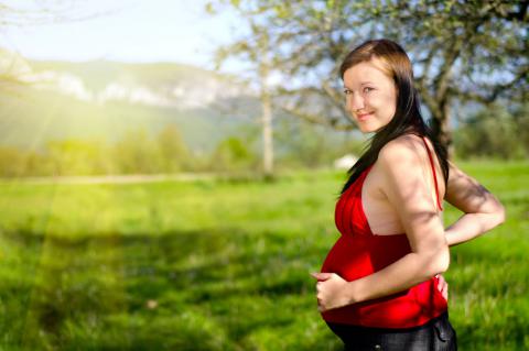Embarazada paseando por el campo