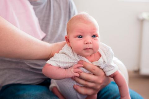 Gases en bebé: causas, cómo identificarlos y ayudarle a sacarlos