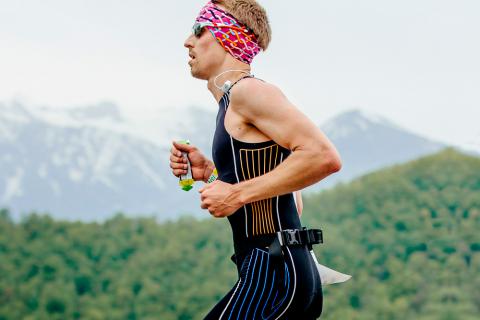 Deportista corriendo e ingiriendo gel de glucosa