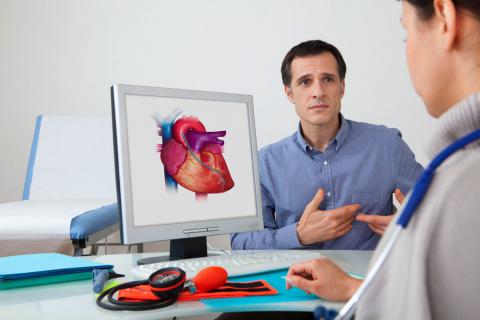 Hombre en la consulta del cardiólogo