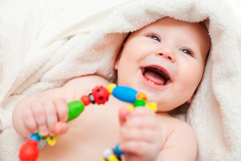 Los juguetes del la importancia del juego en recién nacido