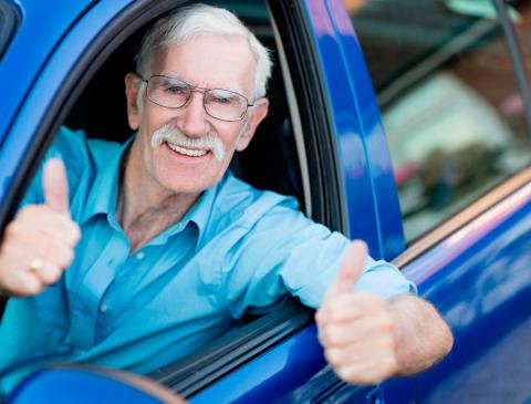Un hombre mayor al volante de su coche