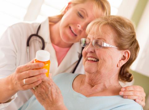 Una doctora aconseja a una mujer mayor qué suplementos nutricionales debe tomar