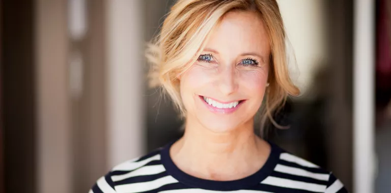 Mujer con el cabello bonito tras la menopausia