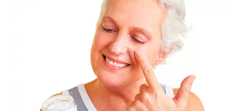 Señora en la menopausia hidratando su piel