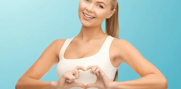 Chica que cuida de su corazón