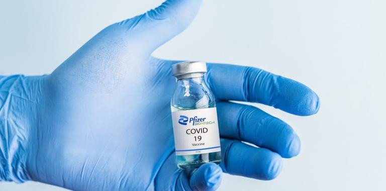 Sanitario muestra dosis infantil de la vacuna COVID de Pfizer