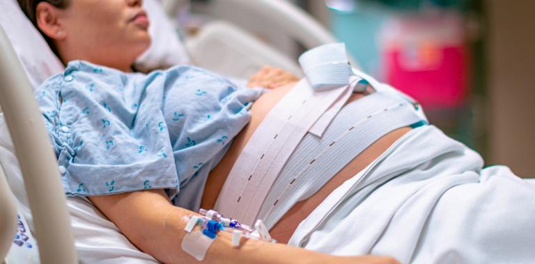 Mujer embarazada en la sala de parto esperando para dar a luz