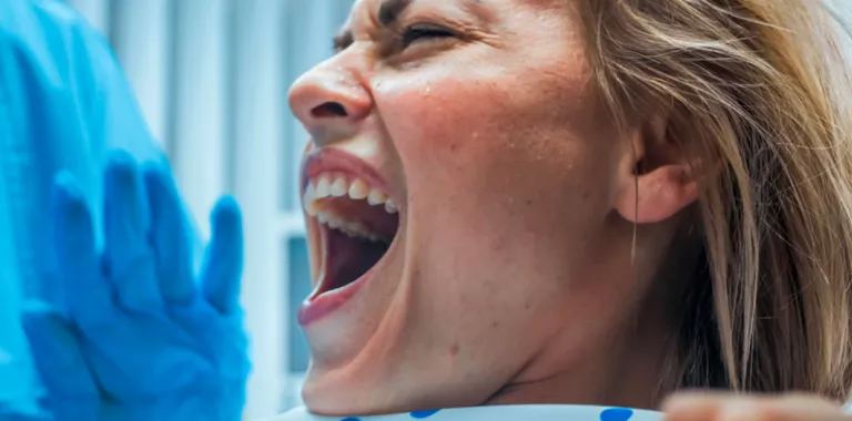 Mujer gritando de dolor durante el parto
