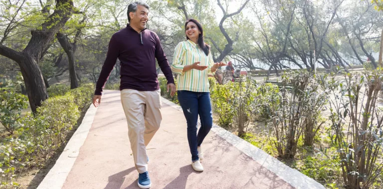 Pareja caminando por el parque