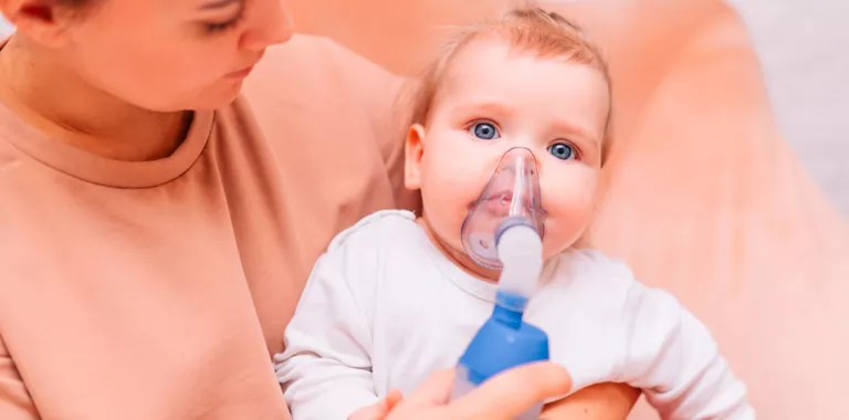 Bebé con una máscara inhaladora