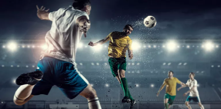 Futbolista golpeando el balón con la cabeza