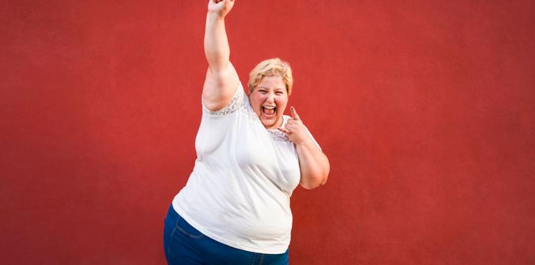 Mujer obesa con gesto de alegría