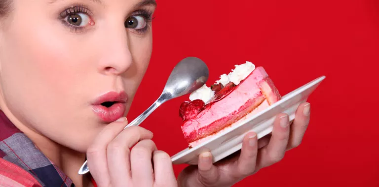 Chica comiendo un plato de tarda 