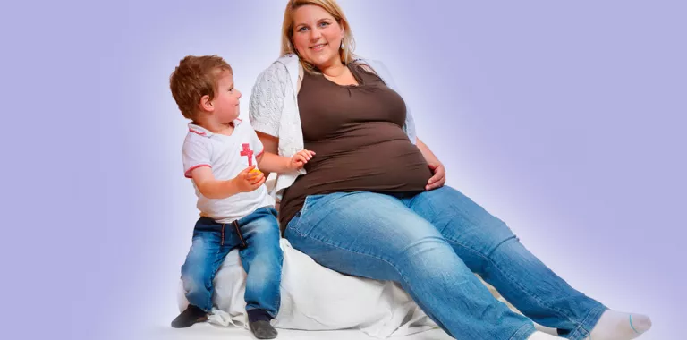 Mujer obesa embarazada junto a su hijo
