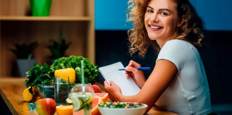 Nutricionista recomendando realizar una dieta vegetariana o vegana