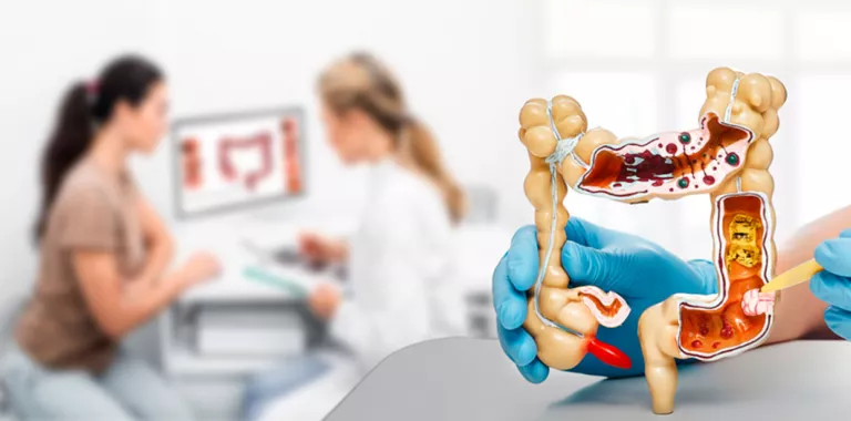 Paciente joven hablando con el médico sobre su cáncer colorrectal