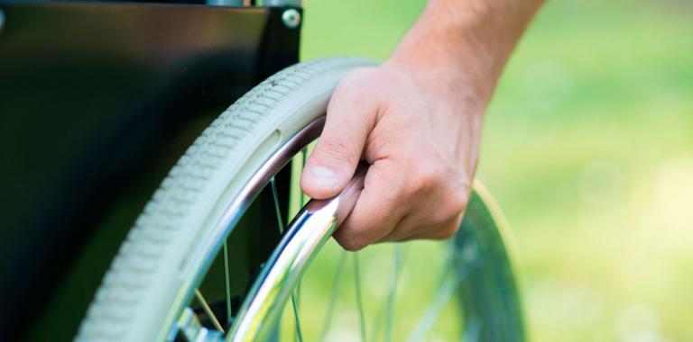 Enfermo con esclerosis múltiple en una silla de ruedas