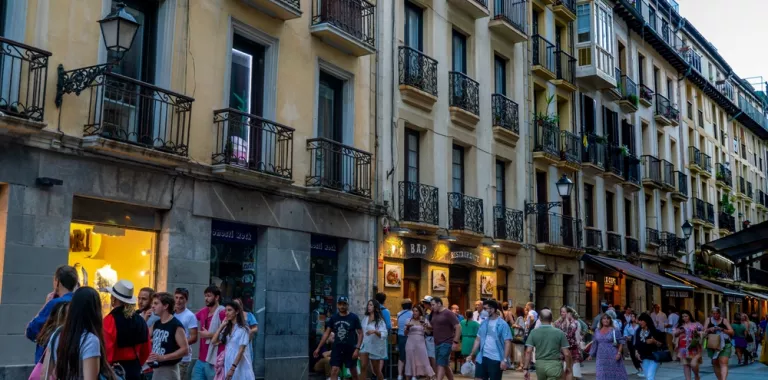Personas paseando por una céntrica calle de San Sebastián