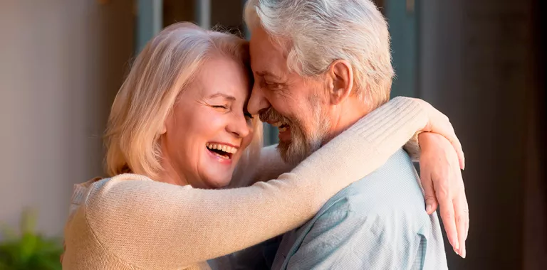 Una pareja de la tercera edad abrazándose