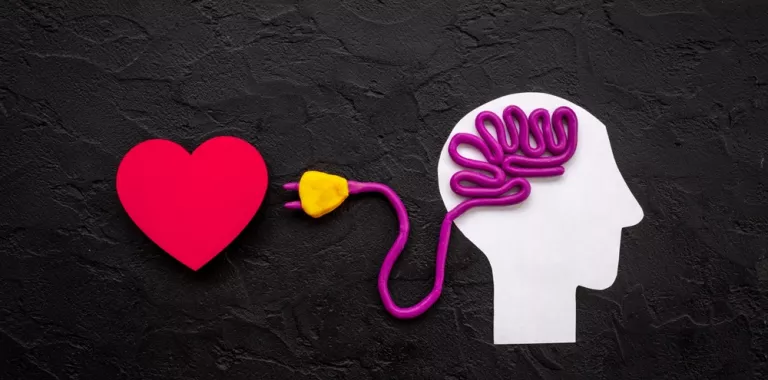 Dibujo de una cabeza con un cable que sale del cerebro con un enchufe dirigido a un corazón