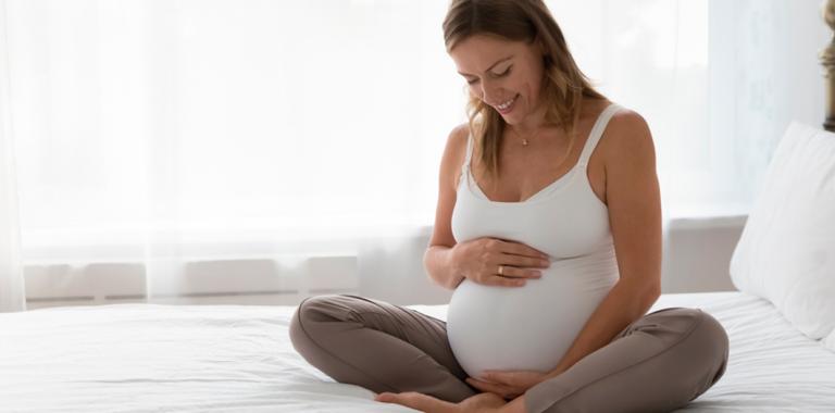 Mujer embarazada tocándose el vientre