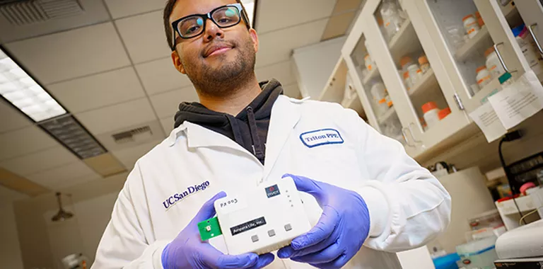 El bioingeniero Armando Ramil sosteniendo el biosensor.
