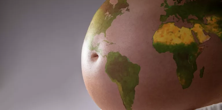 Mujer embarazada con un mapa de la tierra pintado en el vientre