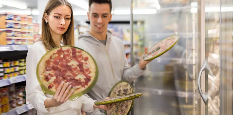 Pareja comprando comida ultraprocesada en el supermercado