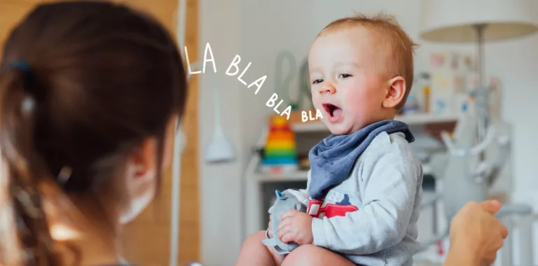 Bebé balbuceando con su madre