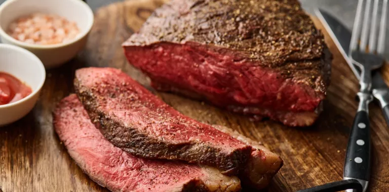 Plato con carne de ternera cocinada